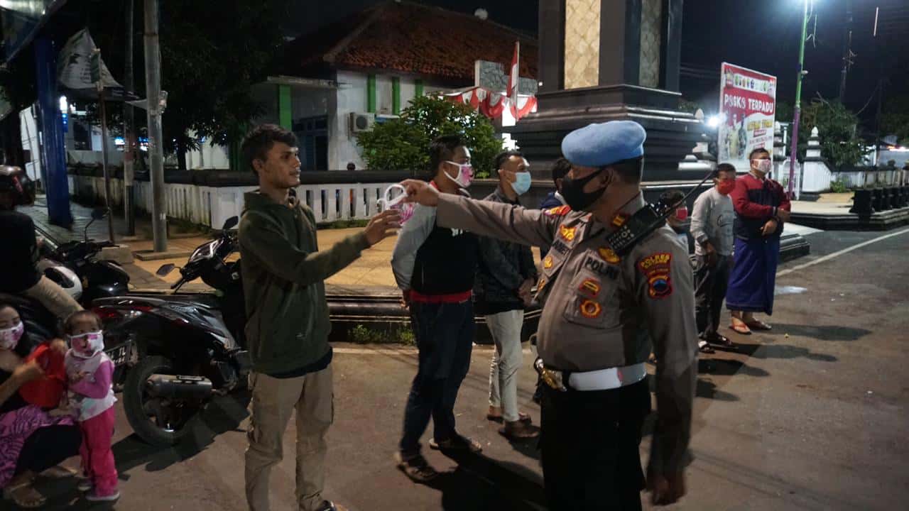 Petugas saat berikan masker kepada masyarakat.