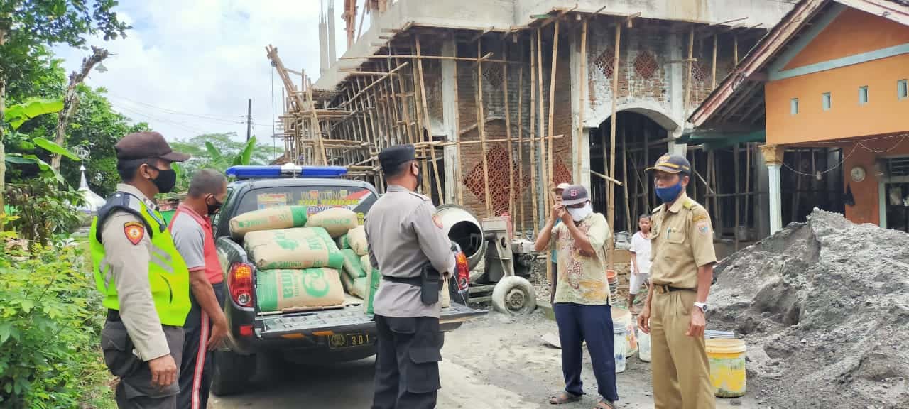 Pemberian Bantuan Material Kapolsek Wonotunggal