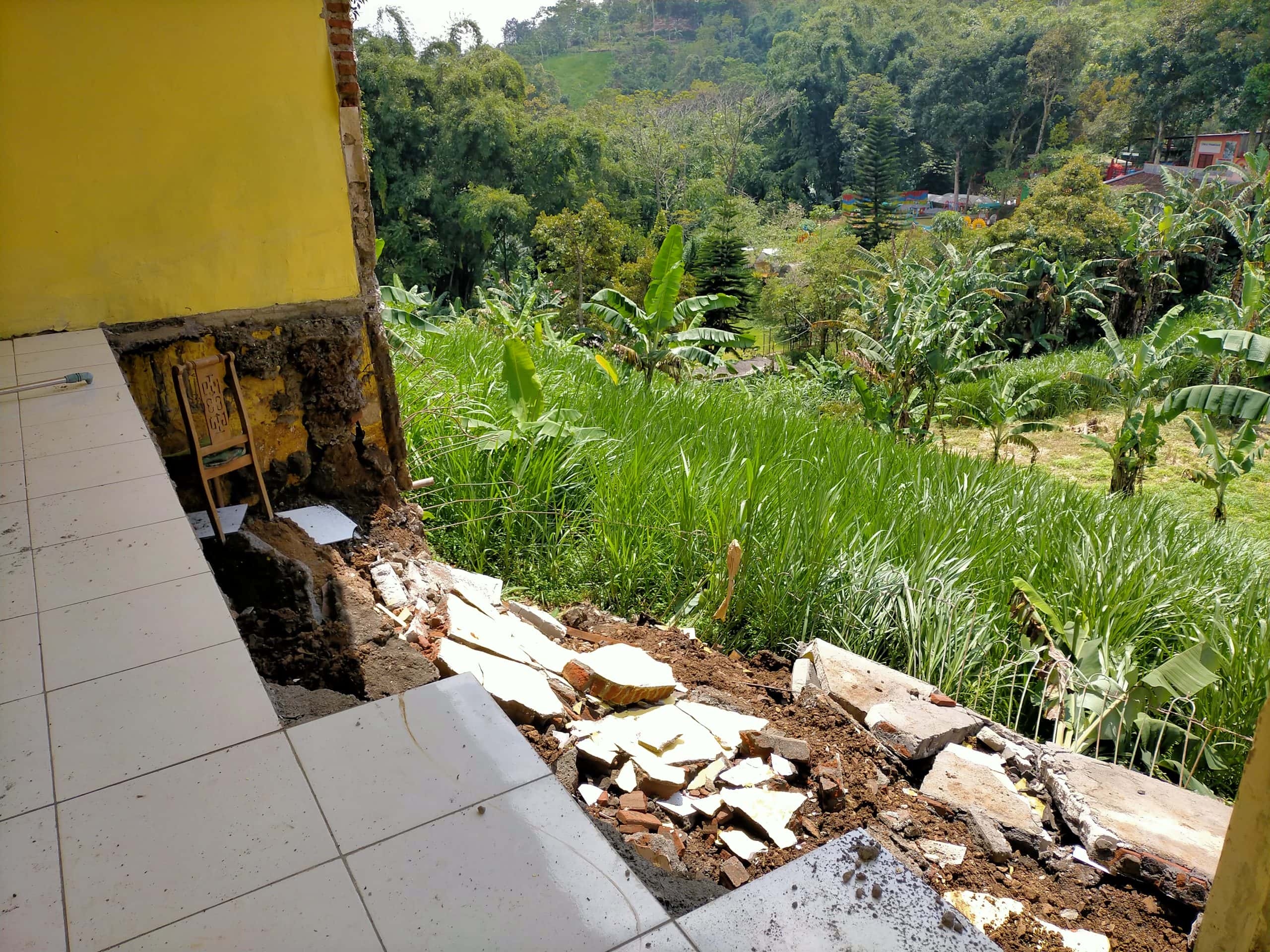 Lokasi rumah longsor. (Foto by dedik)