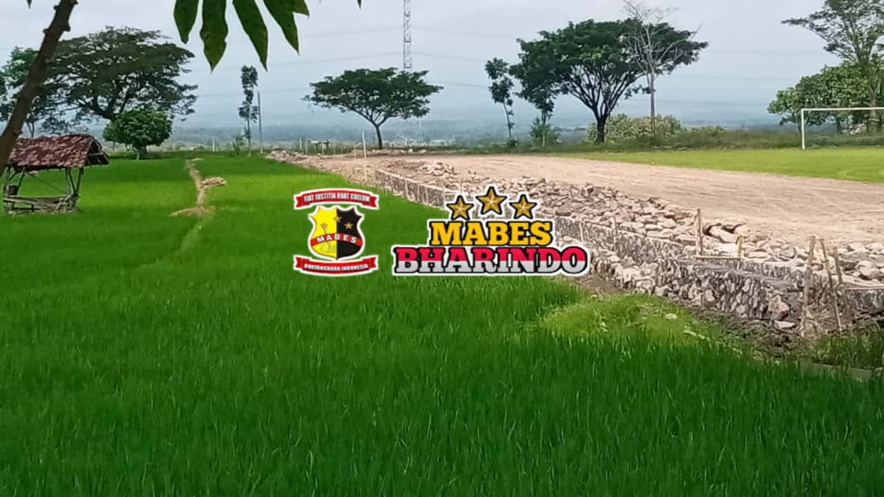 Fot Hurugkan Tanah Lapangan Desa Pajaran. Jum'at 07/5/2021