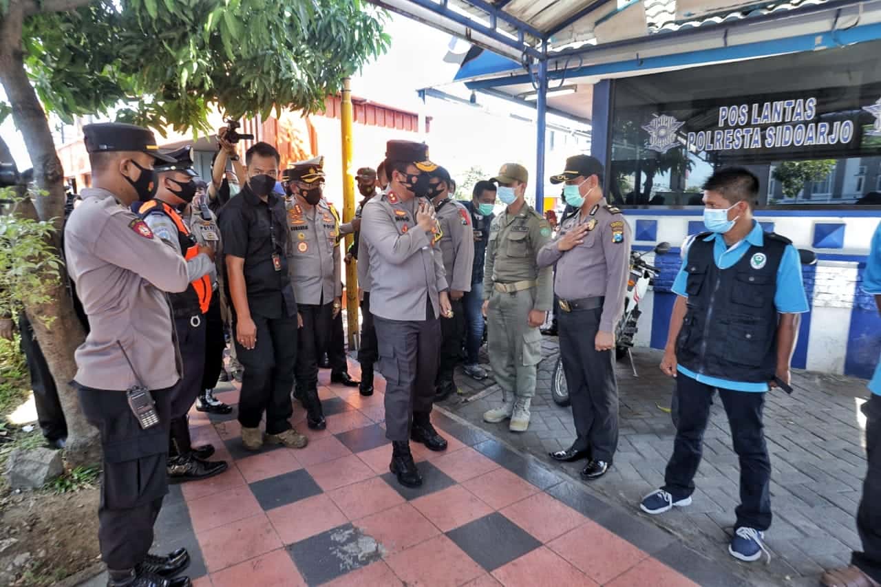 Kapolda Jawa Timur, Irjen Pol Nico Afinta saat melakukan pengecekan di Pos Penyekatan Kawasan Sidoarjo Kota.