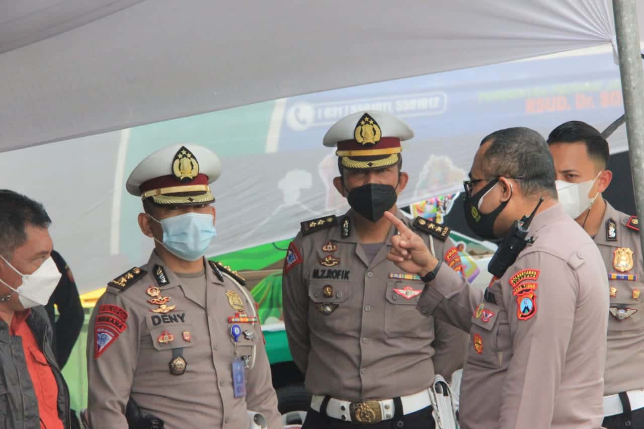 Kapolrestabes Surabaya, Kombes Pol Johnny Eddizon Isir, S.I.K., M.T.C.P.