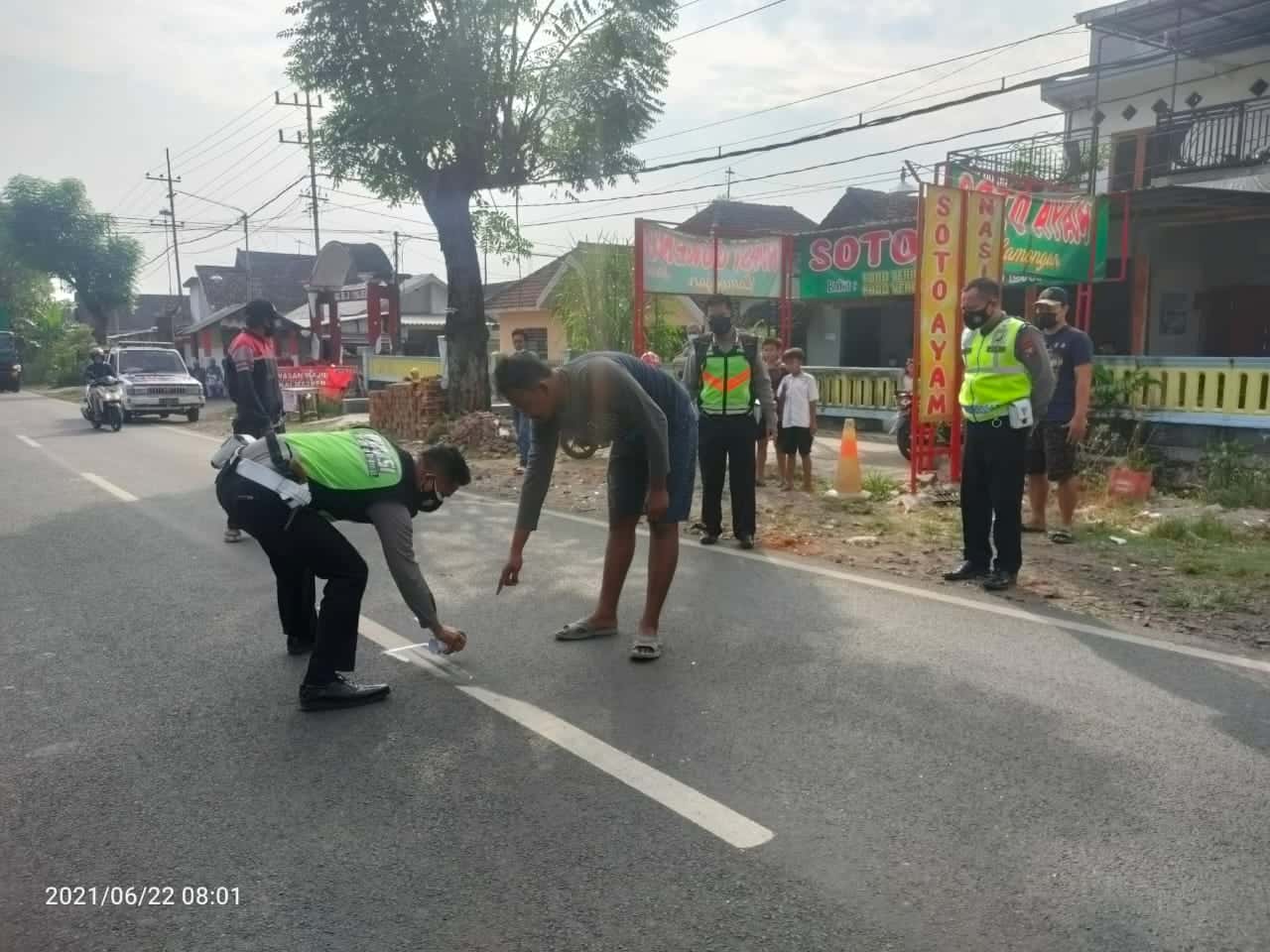 Petugas Kepolisian Saat Melakukan Oleh TKP.