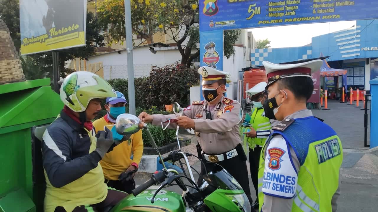 AKP Yudiyono Saat Memberikan Masker Kepada Pengguna Jalan.