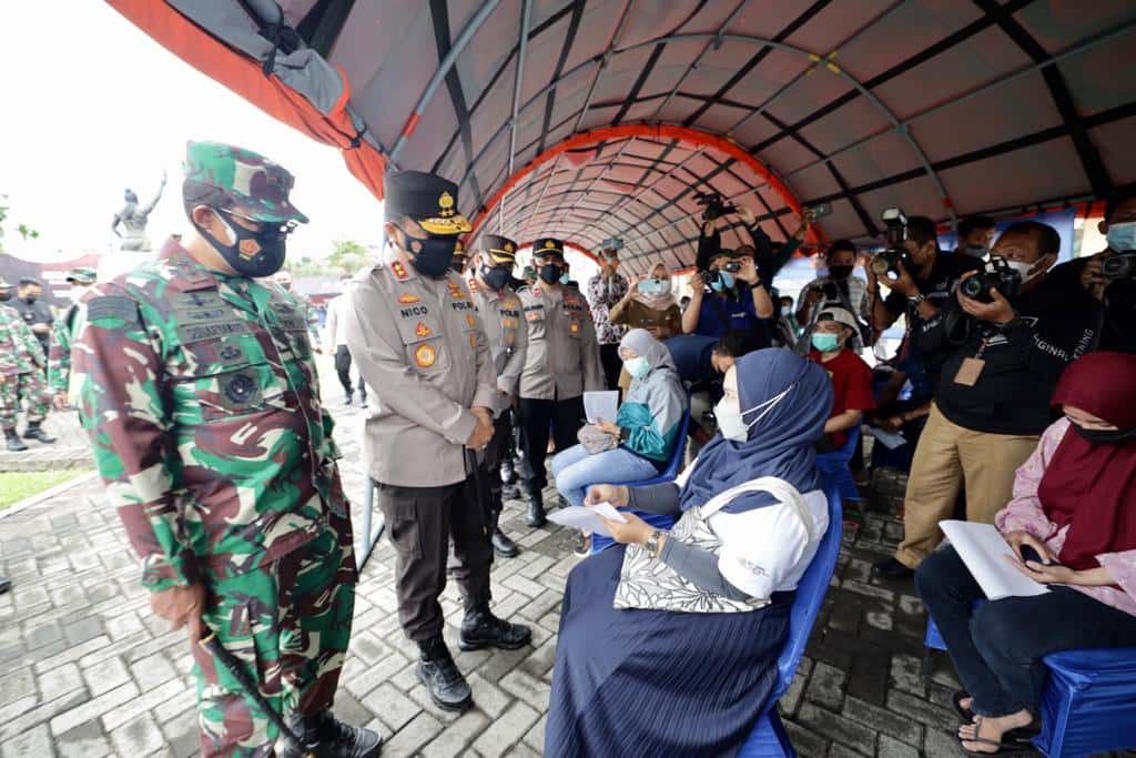 Kapolda Jatim Pol Nico Afinta dan Pangdam V Brawijaya Mayjen TNI Suharyanto Saat Meninjau Gerai Vaksinasi Presisi Yang Dilaksanakan Di Halaman Polres Mojokerto.