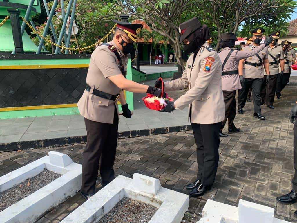 Kapolres Pasuruan AKBP Erick Frendriz, S.I.K., M.Si Saat Tabur Bunga Di Makam Pahlawan.
