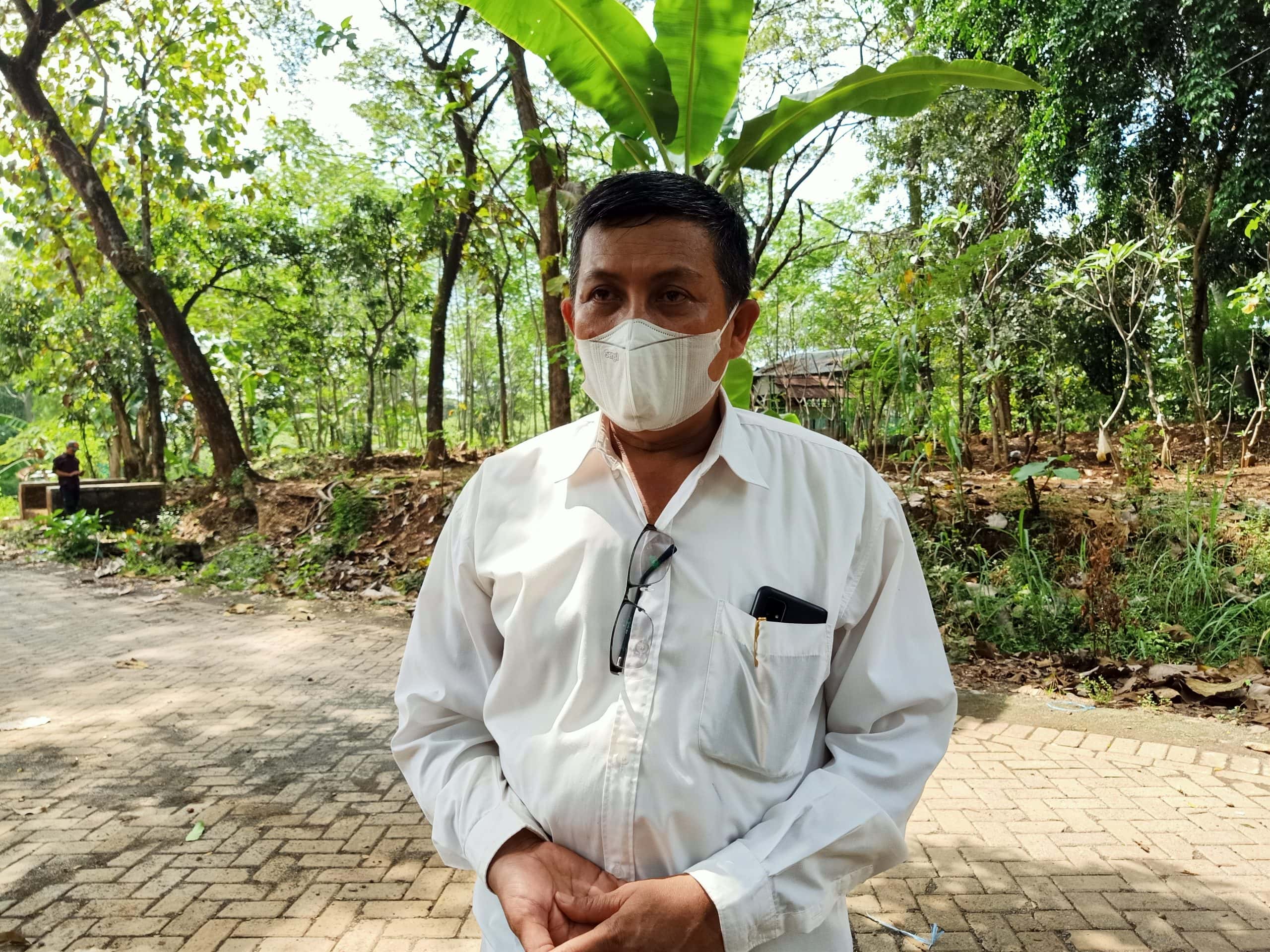 M. Saiful Kepala Desa Ngembal (foto by dedik).