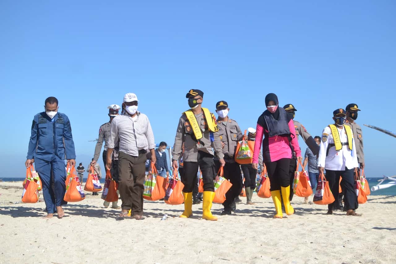 Kapolres Probolinggo Kota AKBP Raden Muhammad Jauhari, S.H., S.I.K., M.Si, memimpin langsung pelaksanaan penyaluran bantuan sosial bagi 400 Kepala Keluarga di Pulau Gili Ketapan