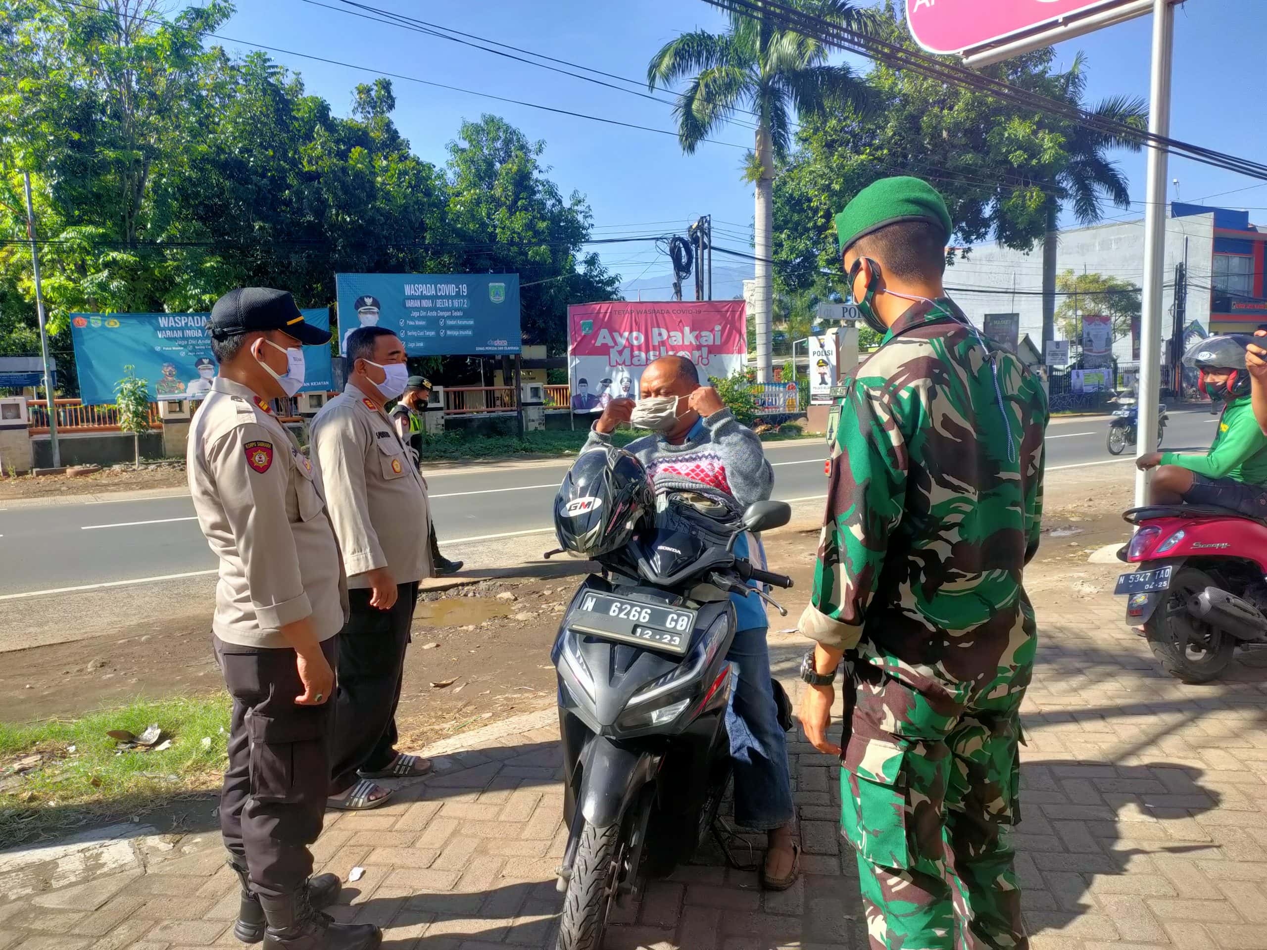 Kapolsek Kejayan AKP Sugeng Suprayitno Saat Berikan Teguran Kepada Pelanggar Prokes.