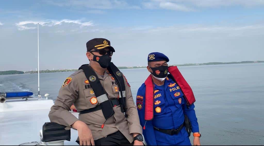 Kapolres Pasuruan AKBP Erick Frendriz, S.I.K., M.Si selaku didampingi Kasat Pol air AKP Winardi, S.H. (foto:istimewah)