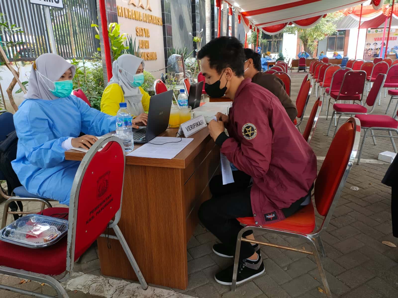 Tim Nakes saat verefikasi data peserta vaksin (foto:istimewah)