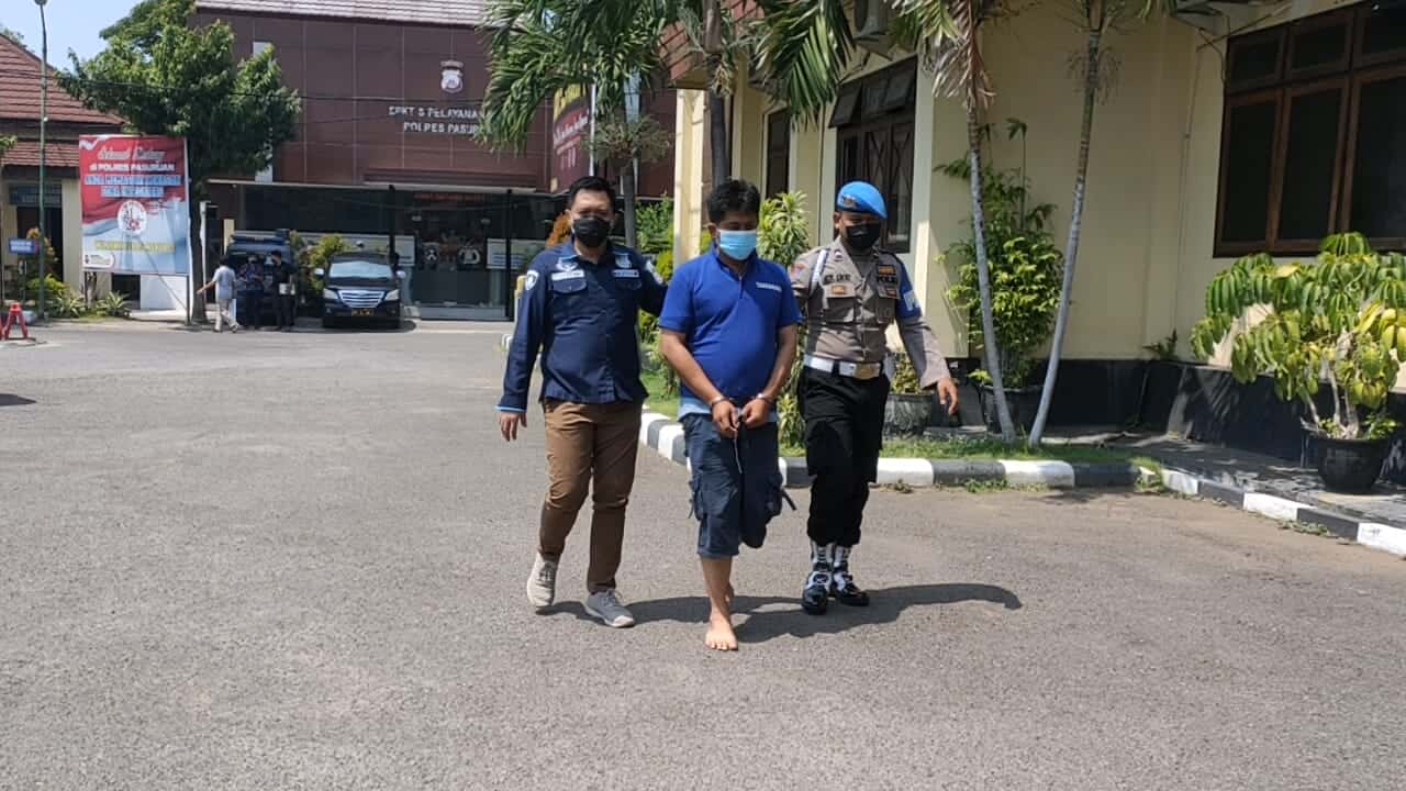 Tersangka saat digelandang petugas