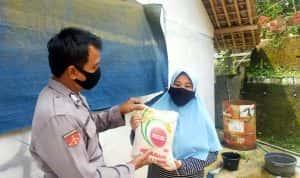 Polsek Nagrak Polres Sukabumi Salurkan Bansos Beras, bersumber dari Mentri kemaritiman RI di Wilayah Desa. Babakan Panjang