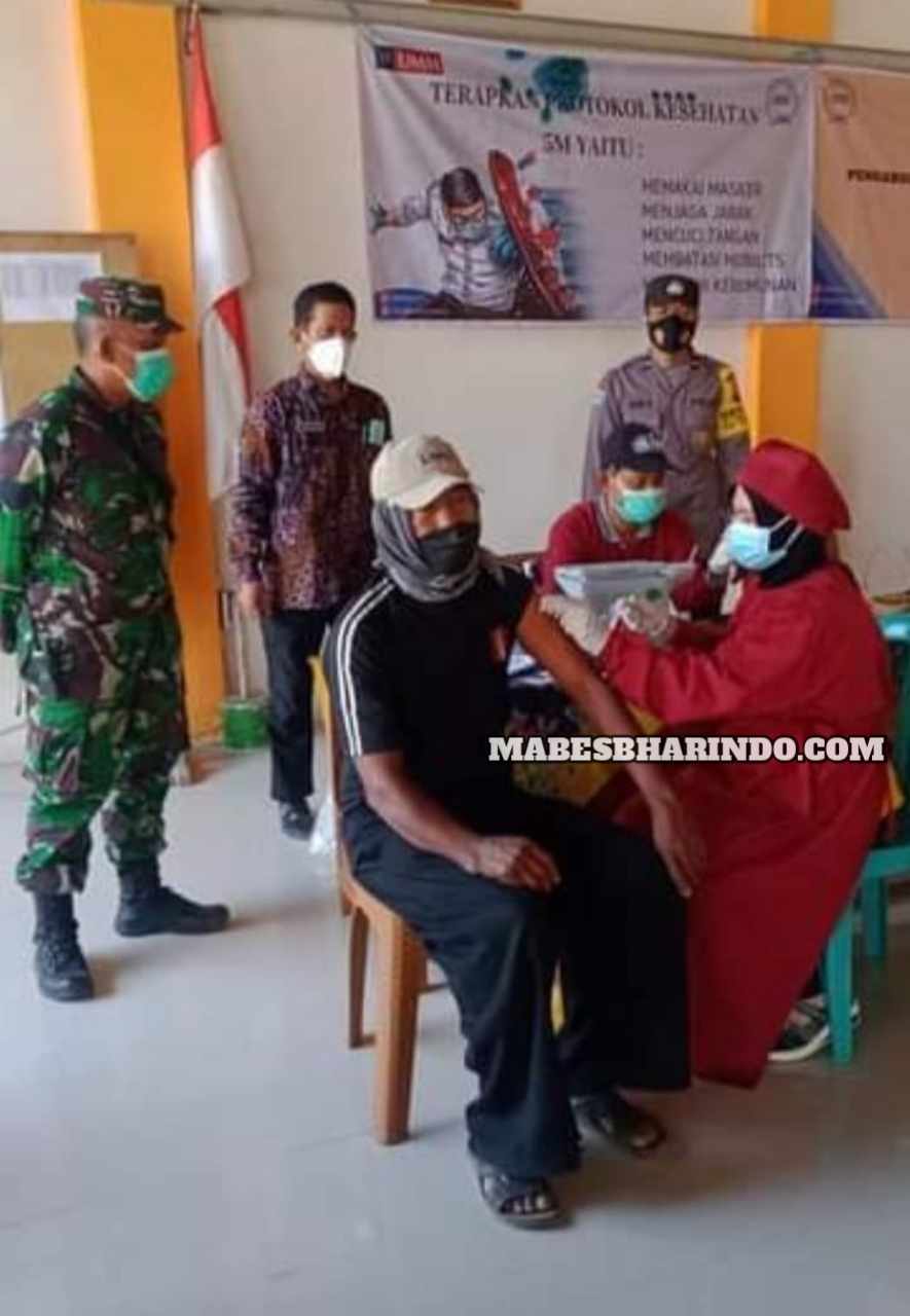 Kepala Desa, Babinsa Dan Bhabinkatibmas Saat Damipingi Warga Sedang Vaksin.