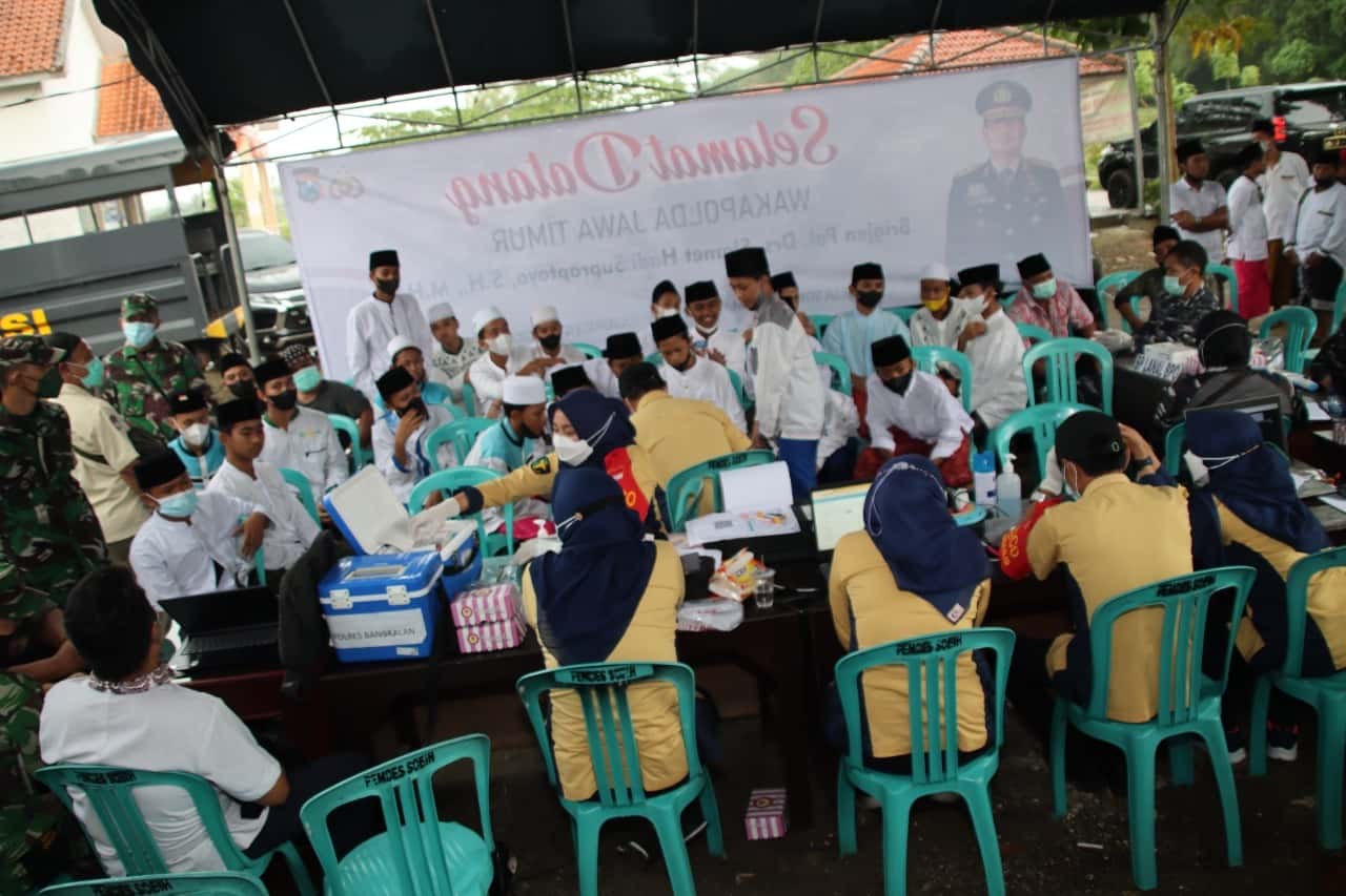Para santri ketika mengantri di gerai vaksin