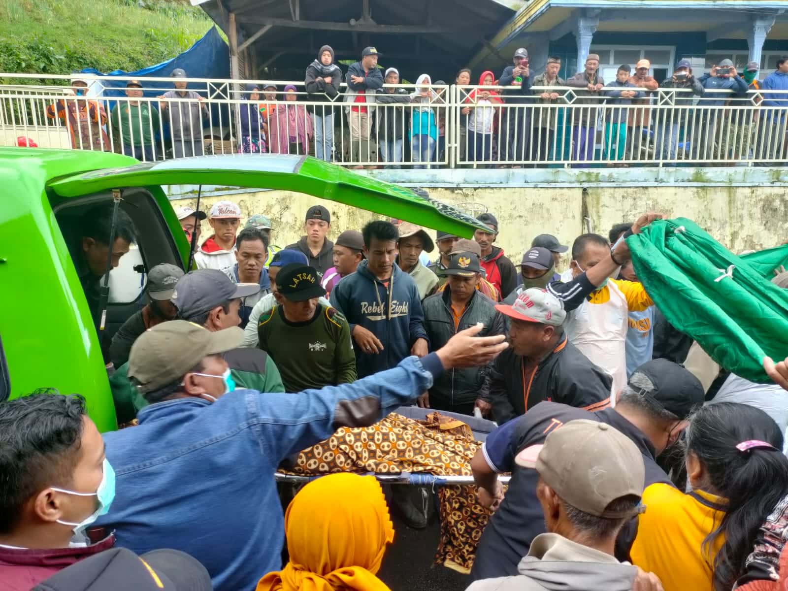Jenazah korban tiba di rumah duka di Dsn. Kletak, Ds. Ngadirejo, Kec. Tutur, Pasuruan (foto:istimewah)