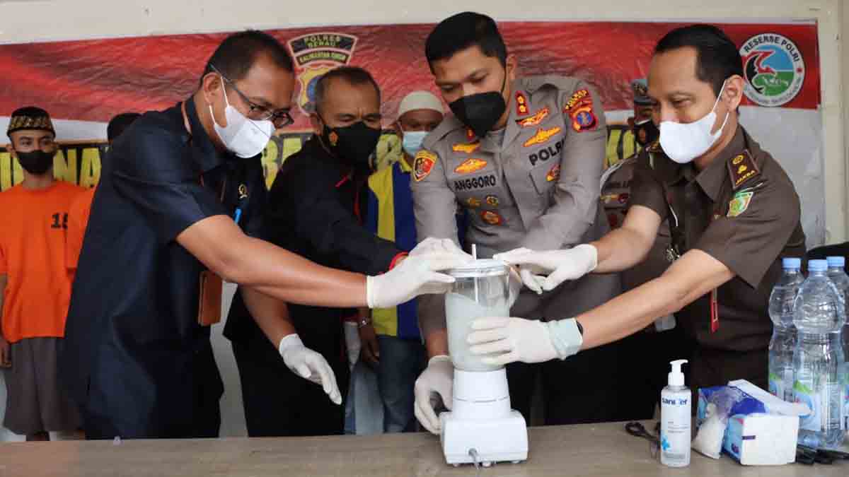 TANJUNG REDEB - 149,07 gram sabu dimusnahkan Polres Berau. Satuan Reserse Narkoba menggelar pemusnahan barang bukti narkoba di Ruang Konferensi