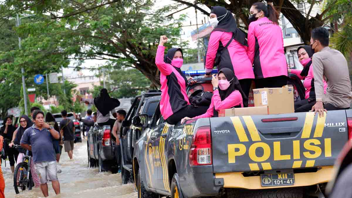 Bhayangkari Polres Kutim Turun Bantu Korban Banjir