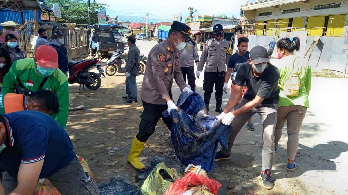 Tim Tanggap Bencana Polres Kutim Bekerja Sama DLH Bersihkan Sampah Pascabanjir